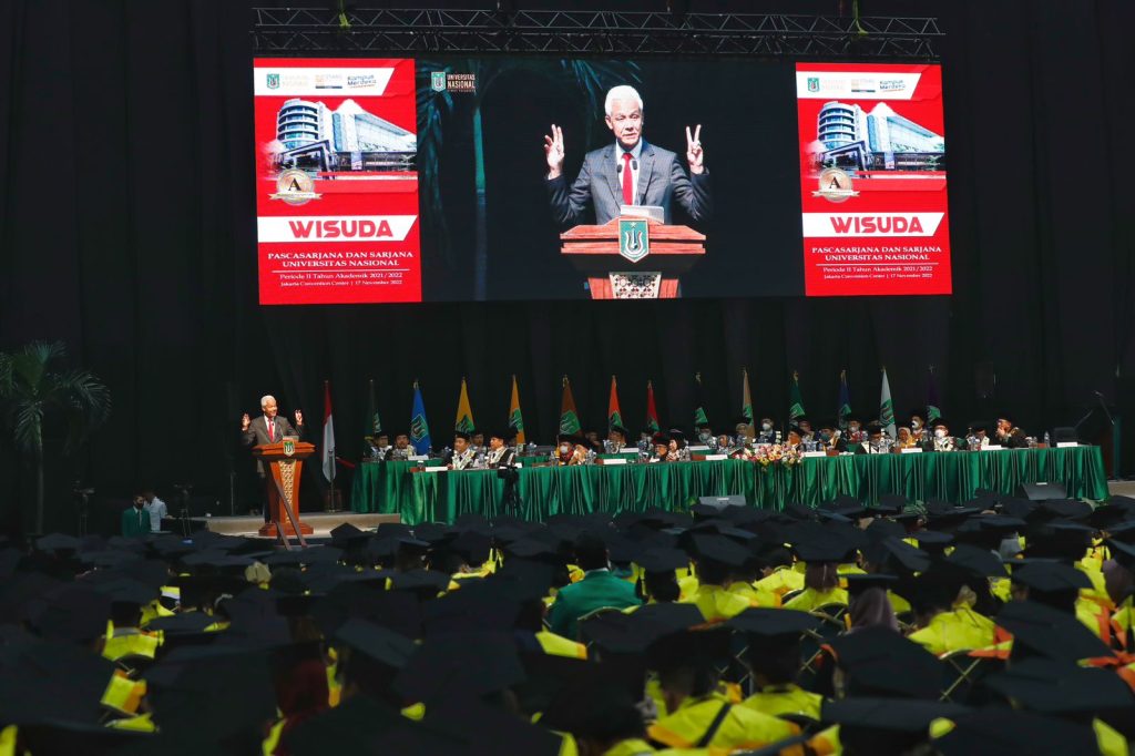 Gubernur Jawa Tengah Ganjar Pranowo menjadi tamu kehormatan untuk memberi pembekalan pada wisuda pascasarjana dan sarjana Universitas Nasional (Unas) Jakarta, di Jakarta Conventional Centre, Kamis (17/11/2022). 