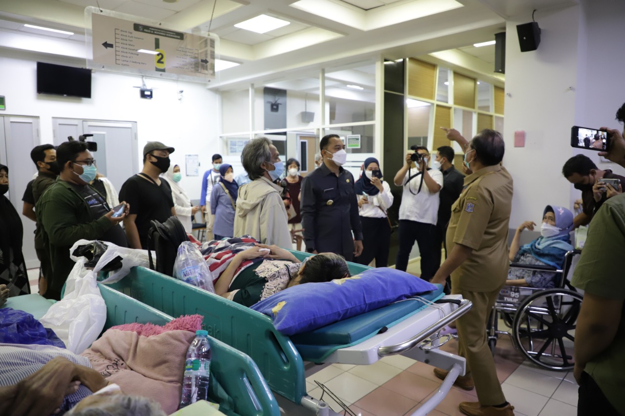 Wali Kota Surabaya Eri Cahyadi melakukan inspeksi mendadak (sidak) ke RSUD Dr. Soewandhie, Senin (28/11/2022) siang.