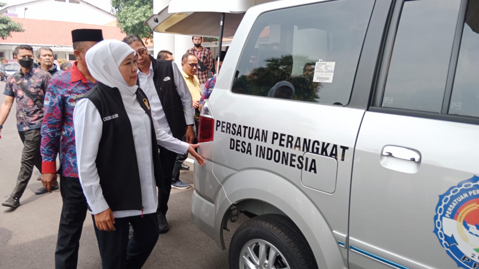 Gubernur Jawa Timur Khofifah Indar Parawansa didampingi Dirut PT Bank Jatim Busrul Iman menyerahkan bantuan kendaraan operasional kepada Persatuan Perangkat Desa Indonesia (PPDI) Jawa Timur, di Gedung Negara Grahadi, Jumat (20/1/2023)