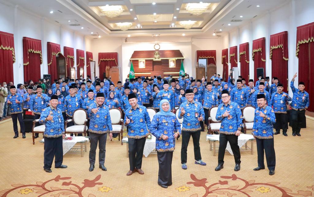 Gubernur Jawa Timur Khofifah Indar Parawansa mengikuti secara langsung pengukuhan Dewan Pengurus Korps Pegawai Republik Indonesia (KORPRI) Jawa Timur masa bakti 2022-2027  di Gedung Negara Grahadi Surabaya, Jum’at (27/1).