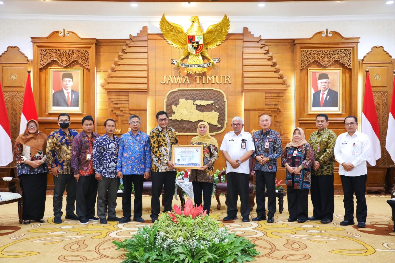 Gubernur Jawa Timur Khofifah Indar Parawansa saat menerima piagam penghargaan dari Pimpinan Pusat Ombudsmen RI Dr. Johannes Widijantoro di Gedung Negara Grahadi, Surabaya, Rabu, (1/2).