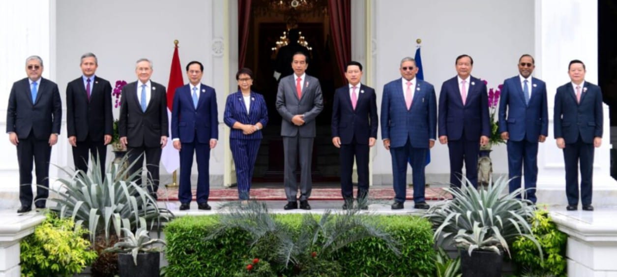 Presiden Joko Widodo menerima kunjungan kehormatan para Menteri Luar Negeri (Menlu) ASEAN dan Sekretaris Jenderal (Sekjen) ASEAN di Istana Merdeka, Jakarta, Jumat, 3 Februari 2023. Foto: BPMI Setpres/Lukas