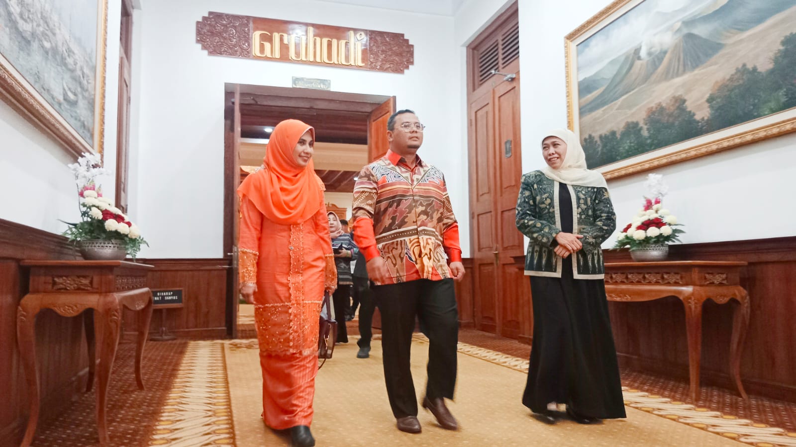  Gubernur Jawa Timur Khofifah Indar Parawansa berbincang dengan Chief Minister of Selangor Yang Amat Berhormat Dato'Seri Amirudin Shari di Gedung Negara Grahadi Surabaya, Minggu (5/2) malam.