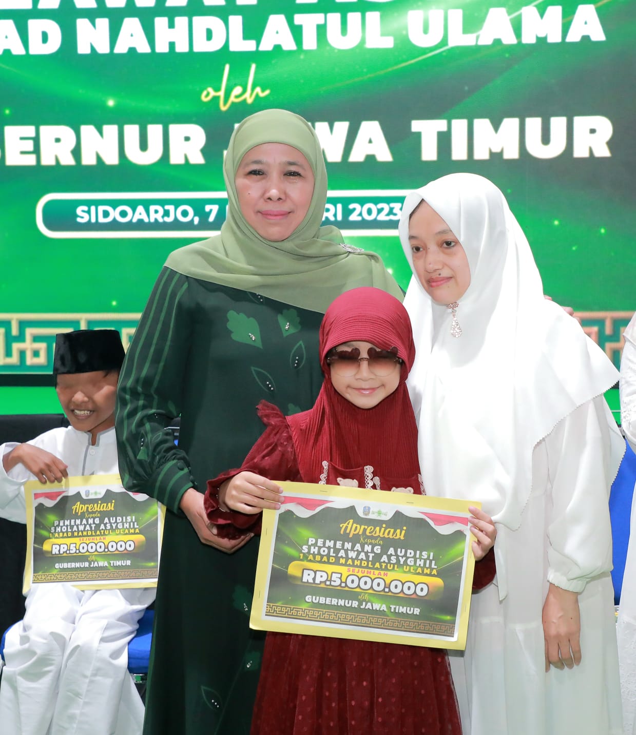 Empat pemenang audisi pelantun Shalawat Asyghil dalam rangka Satu Abad NU mendapatkan hadiah khusus dari Gubernur Jawa Timur Khofifah Indar Parawansa yang juga Ketua PBNU dan juga Ketua Umum PP Muslimat NU, Selasa  (7/2/2023).