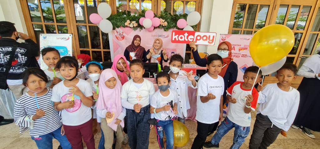 Dispendukcapil) Kota Surabaya terus mendistribusikan Kartu Identitas Anak (KIA).