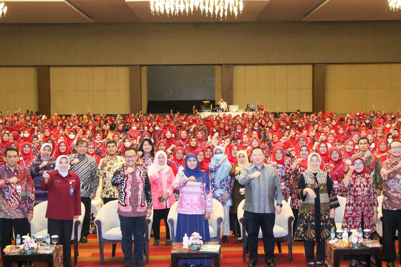 Gubernur Khofifah saat memberikan pengarahan dalam Program Edukasi 1.000 Bidan dan Intervensi Stunting bersama Badan Kependudukan dan Keluarga Berencana Nasional (BKKBN) Republik Indonesia, di Dyandra Convention Center Surabaya pada Sabtu (11/2).