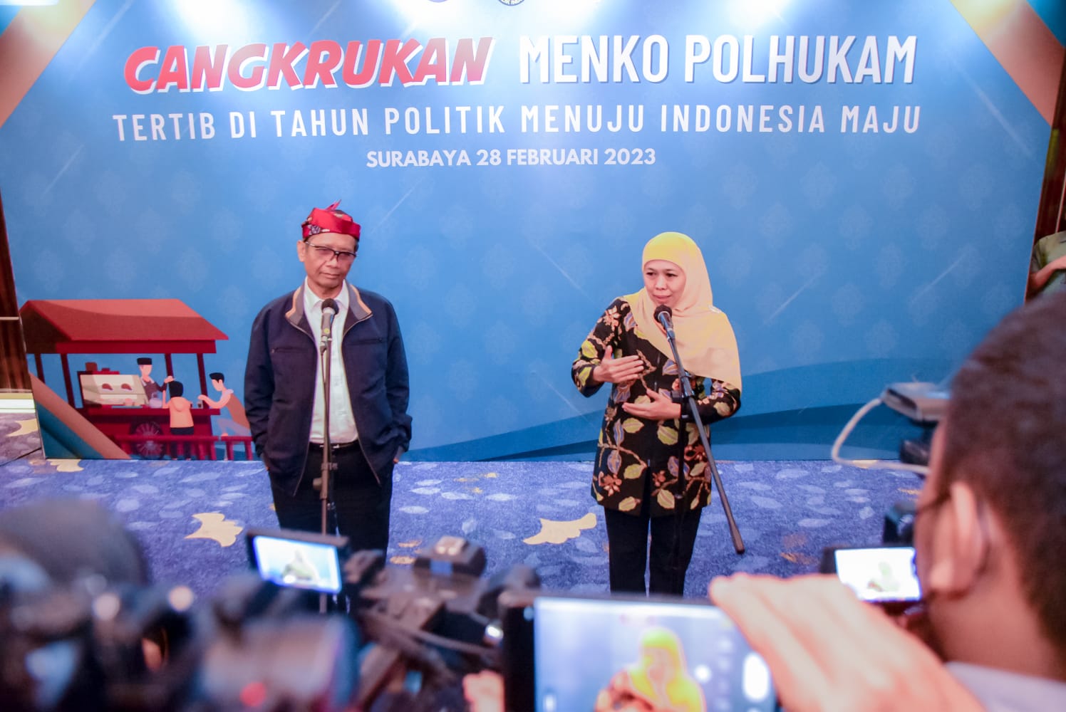 Menkopolhukam RI Mahfud MD dan Gubernur Khofifah saat memberikan keterangan pers dalam acara Cangkrukan Menkopolhukam bertema 'Tertib di Tahun Politik Menuju Indonesia Maju' di Surabaya, Selasa (28/2).