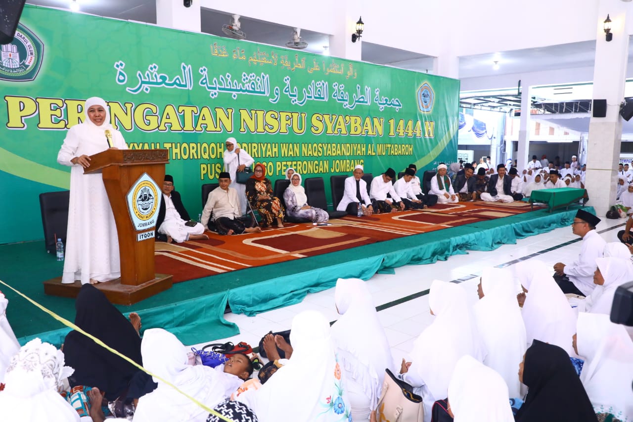 Gubernur Jawa Timur Khofifah Indar Parawansa SAAT menghadiri peringatan Nisfu Sya'ban 1444 Hijriah yang diselenggarakan oleh Jami'iyah Thoriqoh Qodiriyah Wan Naqsabandiyah Al-Muta'baroh (ITQON) Pusat di Pondok Pesantren Darul Ulum, Peterongan - Jombang, S