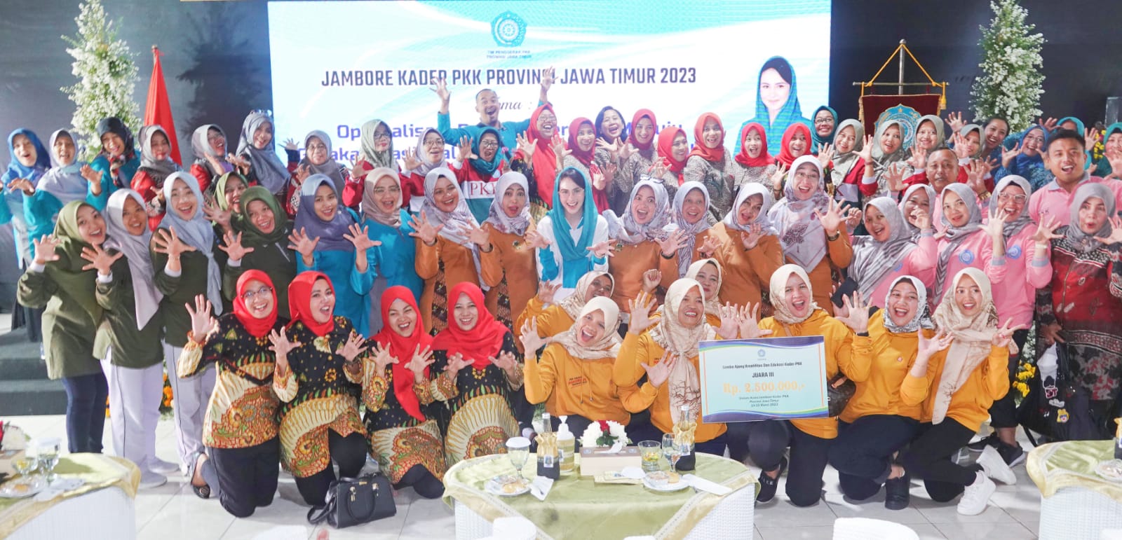 Ketua TP PKK Provinsi Jawa Timur Arumi Bachsin saat menutup secara resmi kegiatan Jambore Kader PKK ProvJatim 2023 di Trawas Kabupaten Mojokerto, Rabu (15/3).