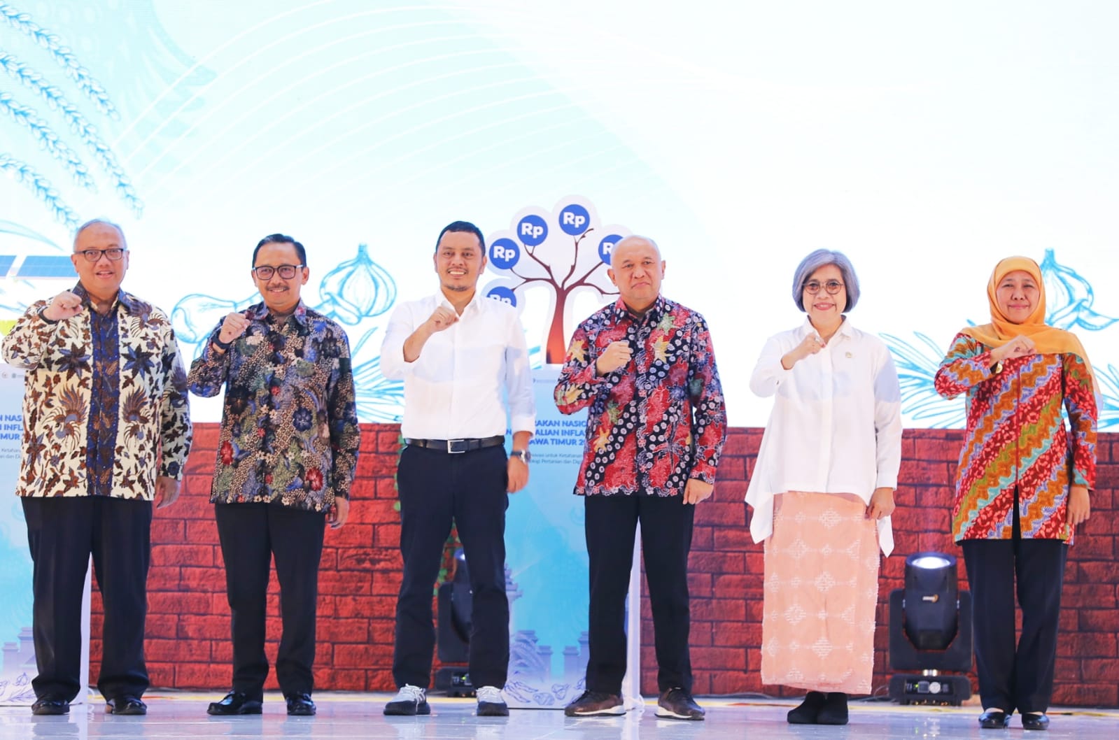 Gubernur Khofifah pada acara High Level Event Gerakan Nasional Pengendalian Inflasi Pangan (GNPIP) Jawa Timur Tahun 2023 di Ballroom Grand City Convention and Exhibition Surabaya, Jumat (17/3).