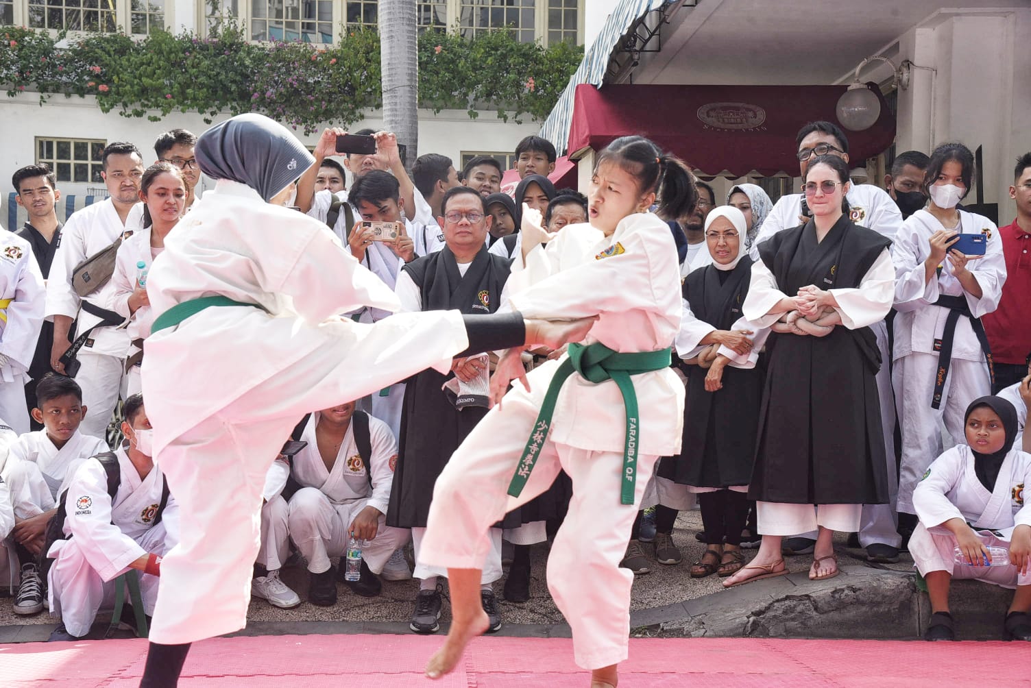 Ketua Pengprov PERWOSI Jawa Timur Arumi Bachsin menyapa sekaligus memberi semangat secara langsung kepada ratusan Kenshi atau atlet Kempo saat menghadiri gelaran Latihan Bersama dan Bakti Sosial Perkemi Jatim di Halaman Alun-Alun Kota Surabaya, Minggu (19