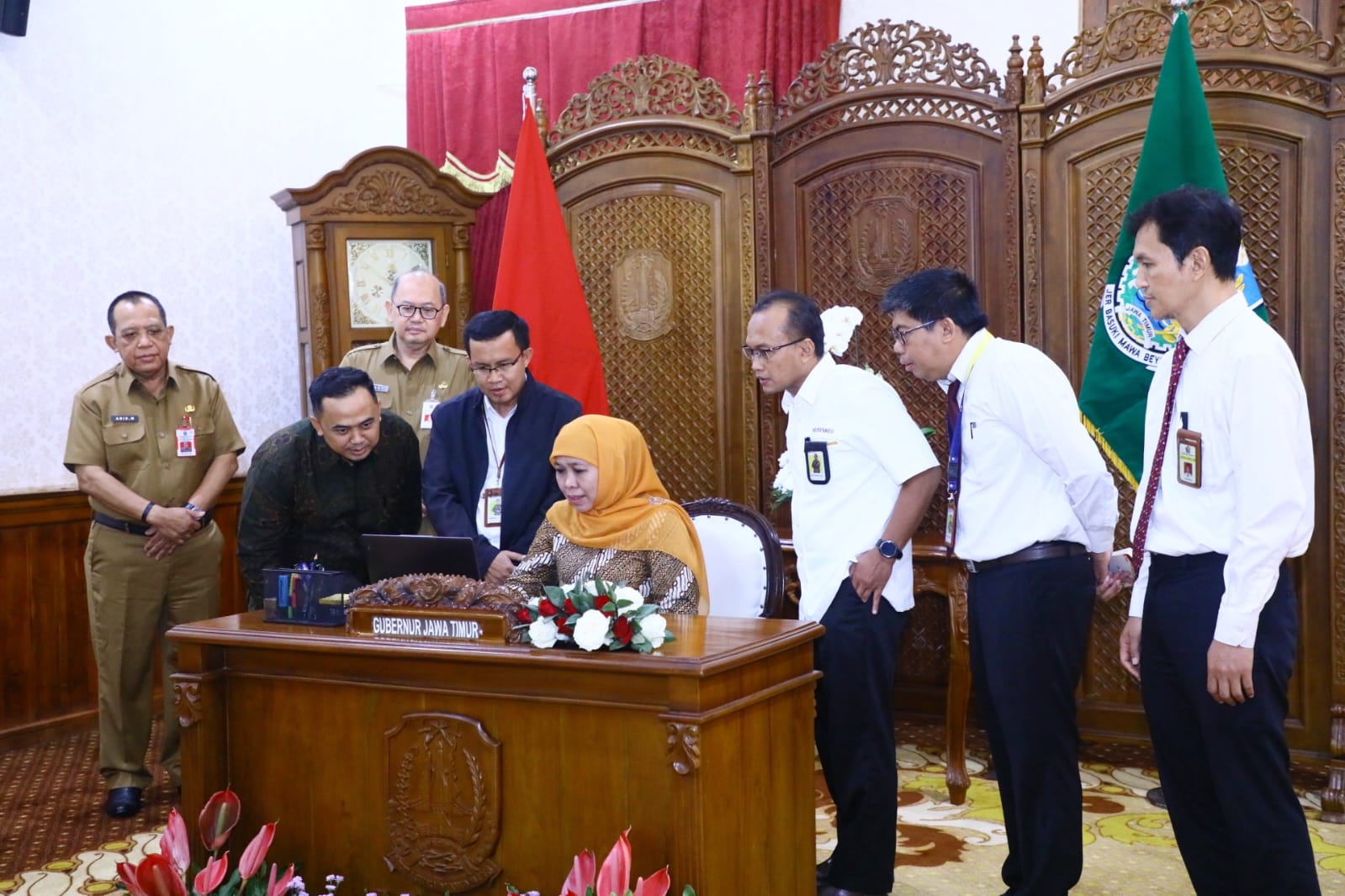 Gubernur Jawa Timur Khofifah Indar Parawansa saat melaporkan SPT Tahunan Pajak Penghasilan (PPh) Tahun 2022 di Gedung Negara Grahadi Surabaya, Senin (27/3).