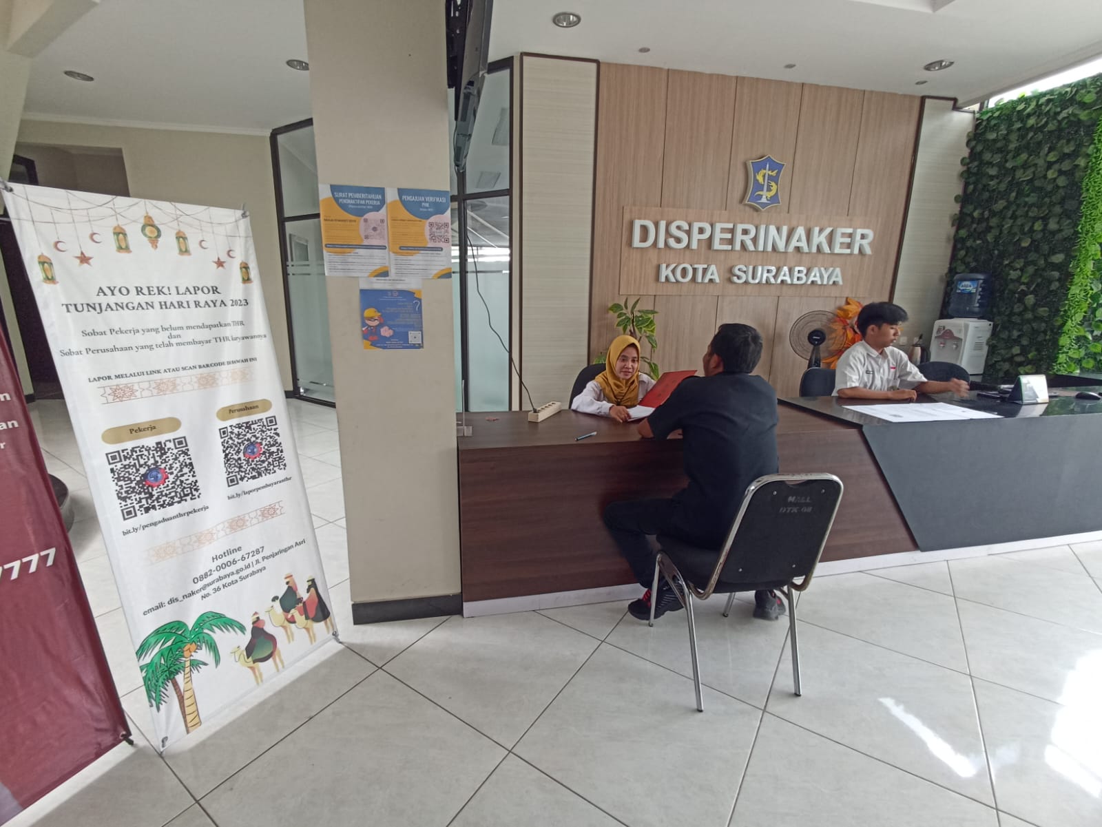 Pemkot Surabaya membuka posko pengaduan THR mulai hari Senin (3/4/2023). Bahkan, pemkot juga sudah menyiapkan nomor hotline dan juga nomor WhatsApp. 