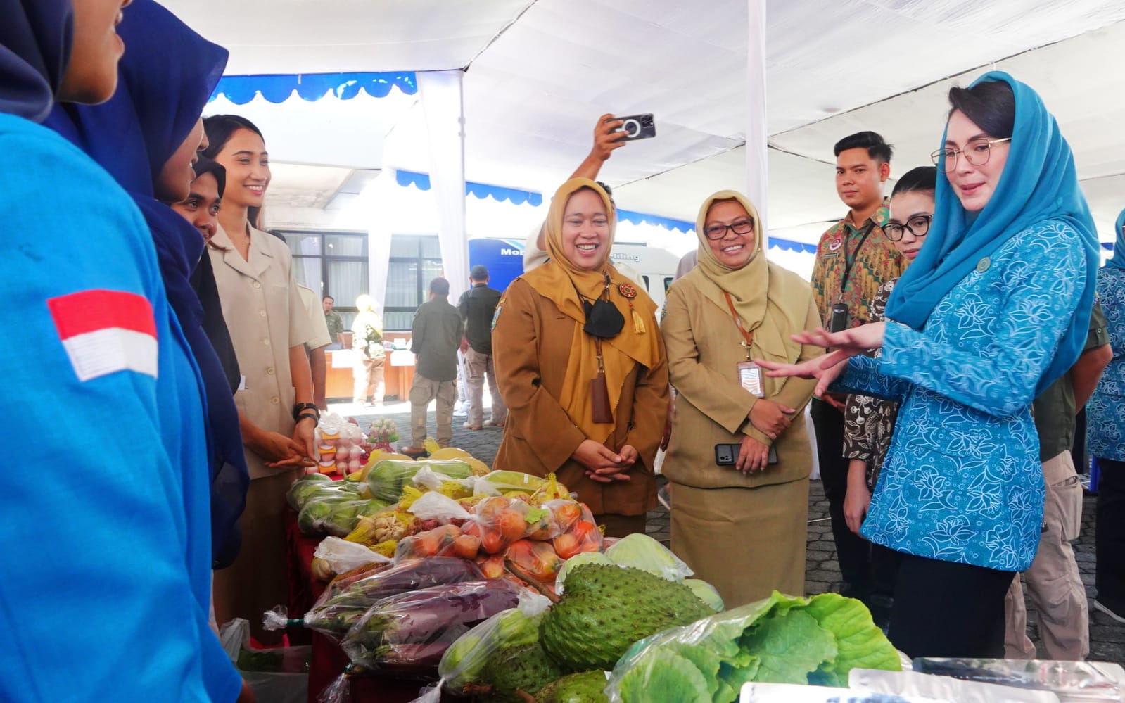 Ketua Tim Penggerak PKK Arumi Bachsin Dardak meresmikan Pasar Murah yang digelar 11-13 April 2023 bersama Dinas Perdagangan dan Perindustrian Prov. Jatim di halaman Kantor PKK Jatim pada Selasa, (11/4).