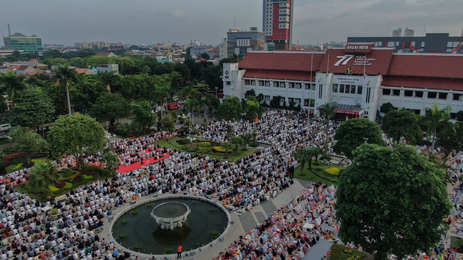 Pemkot Surabaya menggelar kembali Shalat Idul Fitri 1444 hijriah di taman surya, sabtu (22/4) 