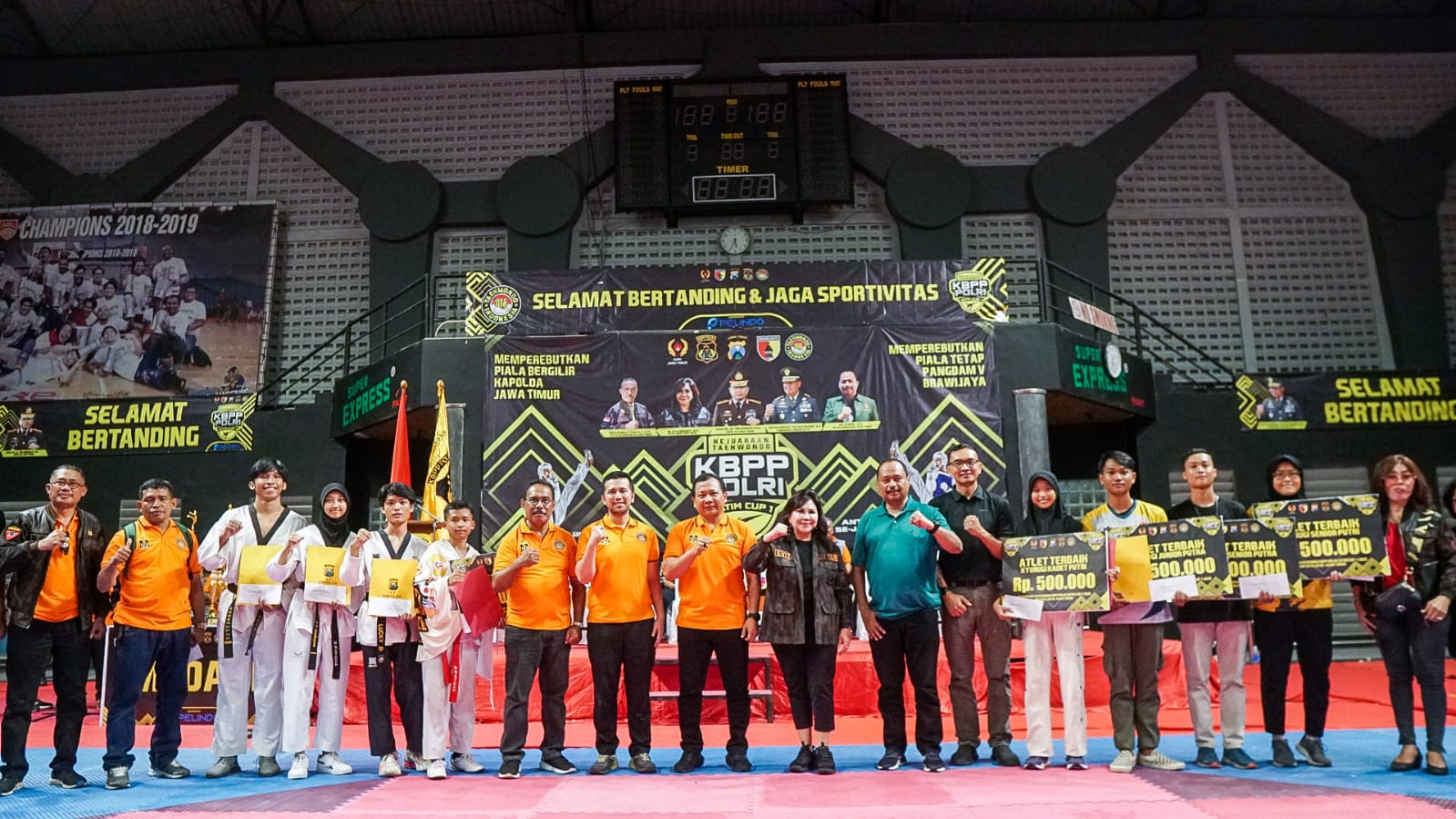 Wakil Gubernur Jawa Timur Emil Elestianto Dardak mewakili Gubernur Jawa Timur menghadiri penutupan Kejuaraan Taekwondo Keluarga Besar Putra-Putri (KBPP) Polri di Gedung Olahraga (GOR) CLS, Surabaya, Minggu (7/5) sore.