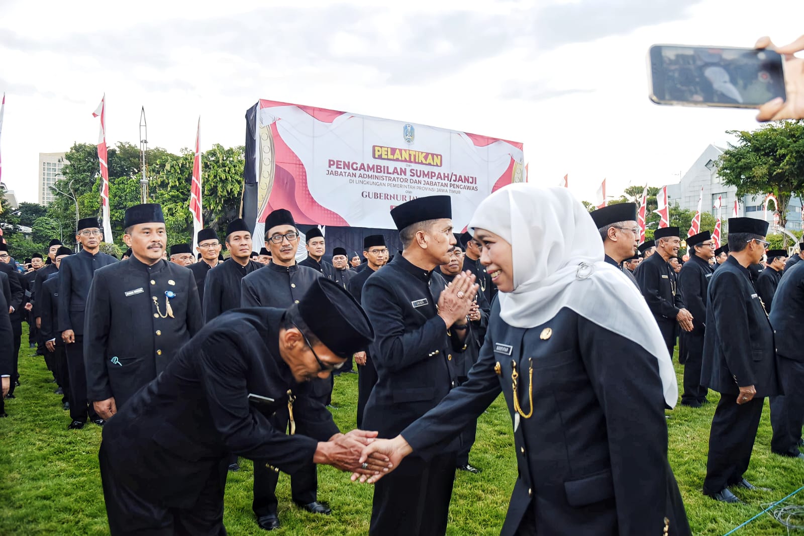 Gubernur Jawa Timur Khofifah Indar Parawansa melantik 505 orang Pejabat Administrator (Eselon III) dan Pejabat Pengawas (Eselon IV) di lingkungan Pemerintah Provinsi Jatim, di Halaman Gedung Negara Grahadi Surabaya, Rabu (10/5) sore.