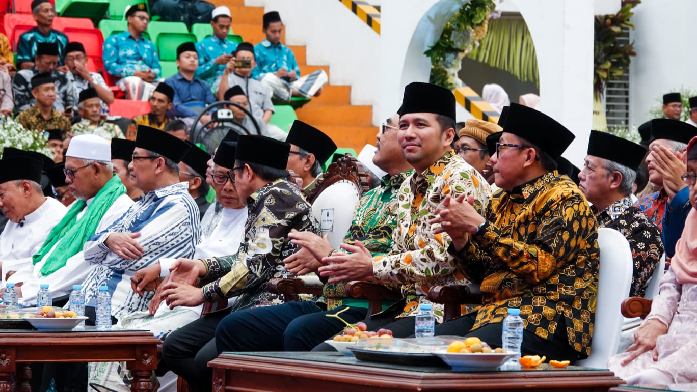 Wagub Emil saat menghadiri acara pernikahan putri KH Marzuqi Mustamar di Gedung UNISMA Malang, Minggu (21/5).
