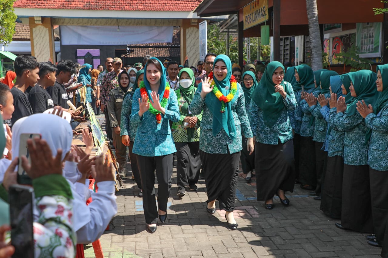 Ketua Tim Penggerak PKK Prov Jatim Arumi Bachsin Emil Dardak mendampingi Tim Penilai Perlombaan Desa dan Kelurahan serta Pelaksana Terbaik 10 Program Pokok PKK Prov. Jatim Tahun 2023 di Kelurahan Kebonsari Kulon Kec. Kanigaran Kota Probolinggo, Kamis (15/