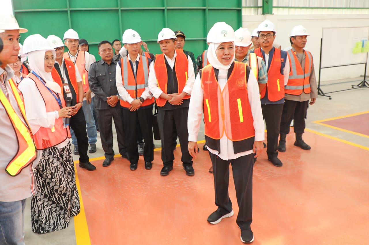 Gubernur Jawa Timur Khofifah Indar Parawansa meninjau Pusat Pengelolaan Sampah dan Limbah Bahan Berbahaya dan Beracun (PPSLB3) yang dikelola PT. Pratama Jatim Lestari (PJL) di Dawarblandong, Kab. Mojokerto, Rabu (28/6).