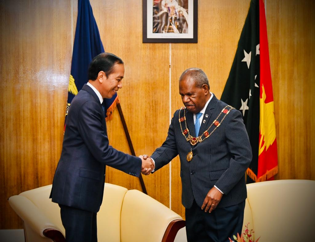 Presiden RI Joko Widodo (Jokowi) dalam rangkaian kunjungan kenegaraan ke Papua Nugini bertemu dengan Gubernur Jenderal Papua Nugini Sir Bob Dadae di Government House, Rabu (05/07/2023).