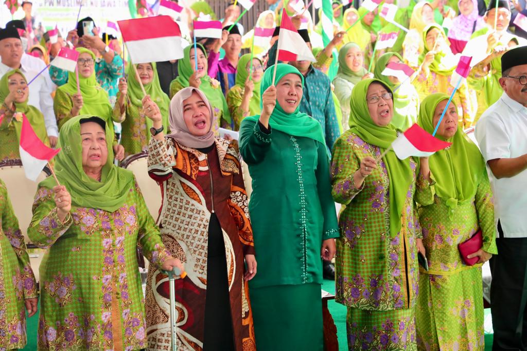 Gubernur Jawa Timur Khofifah Indar Parawansa saat meresmikan gedung dakwah Pimpinan Wilayah (PW) Muslimat Nahdlatul Ulama Jatim, Minggu, (30/7). 