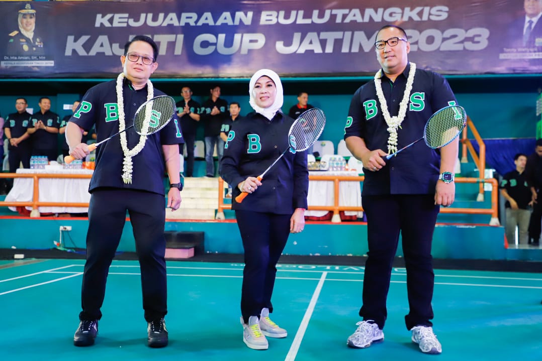 Sekdaprov Jatim Adhy Karyono  saat acara pembukaan event kejuaraan bulutangkis Kajati Cup Jawa Timur 2023 di GOR Bulutangkis Sudirman, Surabaya, Senin (31/7). 