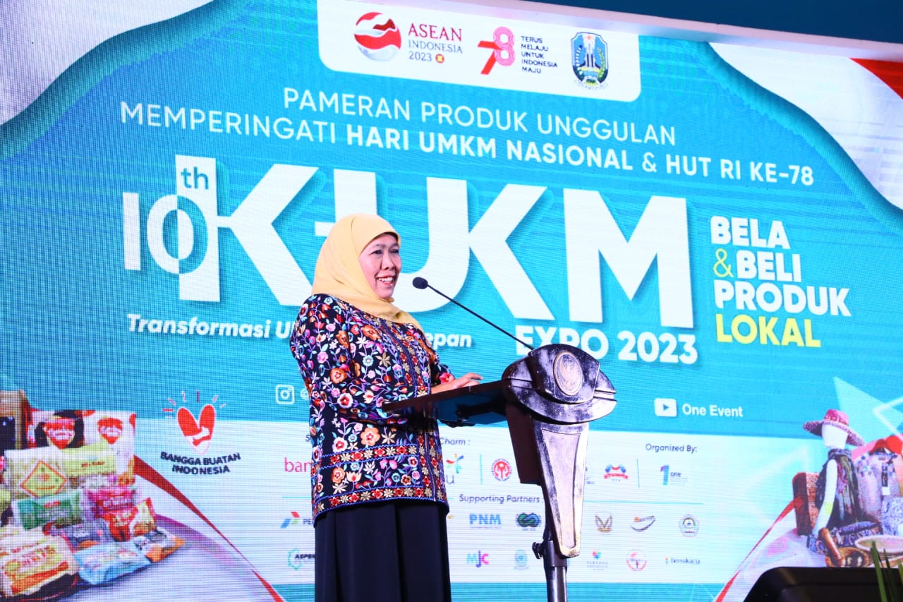 Gubernur Jawa Timur Khofifah Indar Parawansa saat membuka Pameran the 10th Koperasi UKM (KUKM) Expo 2023 di Grand City Surabaya, Jumat (11/8).