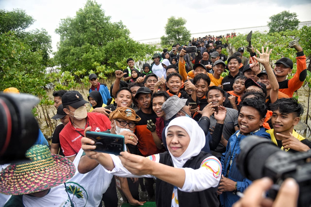 Gubernur Jawa Timur Khofifah Indar Parawansa mendorong para remaja utamanya di Jatim agar menyiapkan diri sebagai generasi emas menuju Indonesia emas tahun 2045.