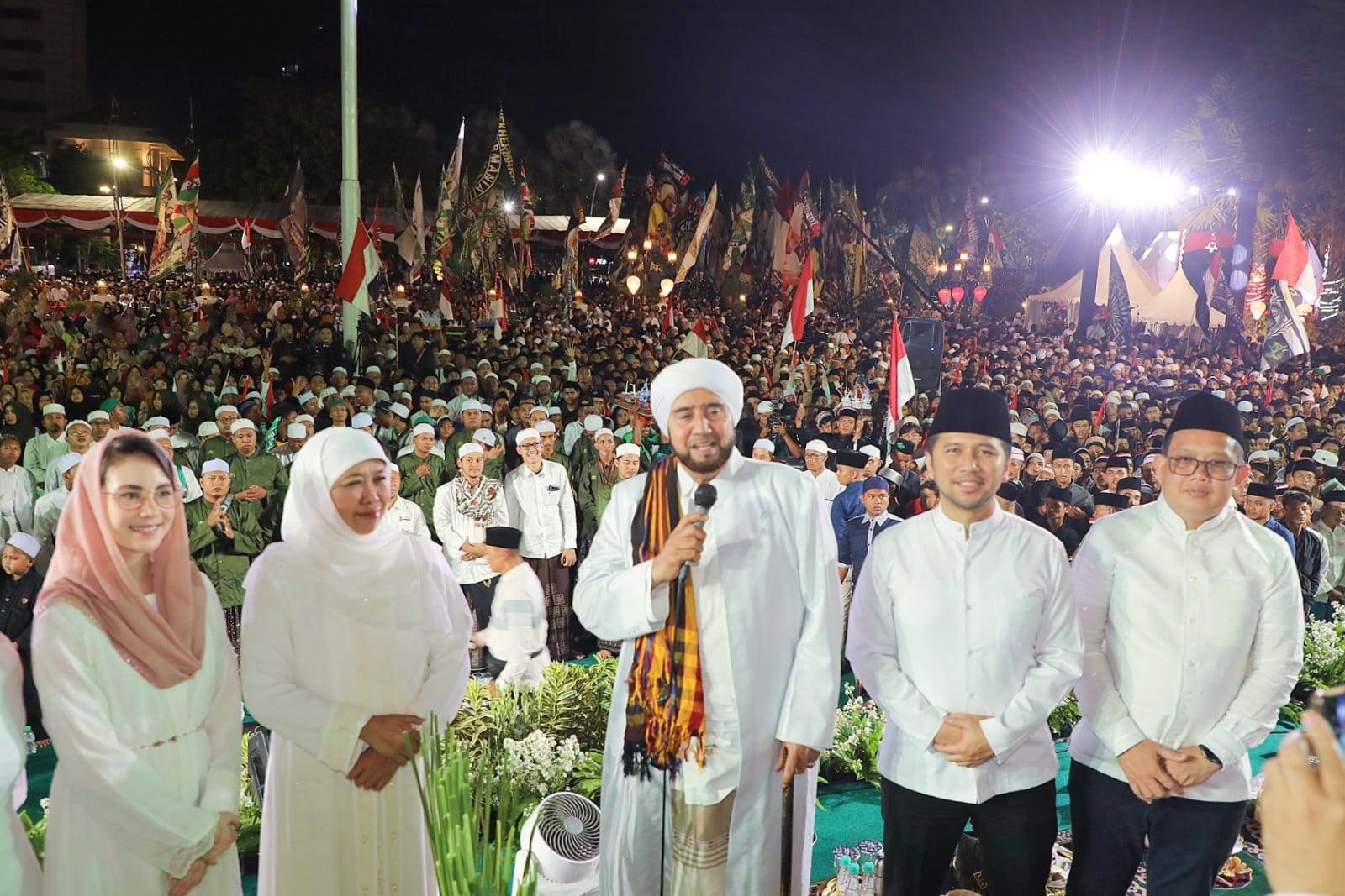 Puluhan Ribu masyarakat bersama Gubernur Jawa Timur Khofifah Indar Parawansa mengikuti Dzikir dan Sholawat mensyukuri 78 Tahun Indonesia merdeka oleh Habib Syech bin Abdul Qodir Assegaf (Habib Syech) di Halaman Gedung Negara Grahadi Surabaya, Minggu (13/8