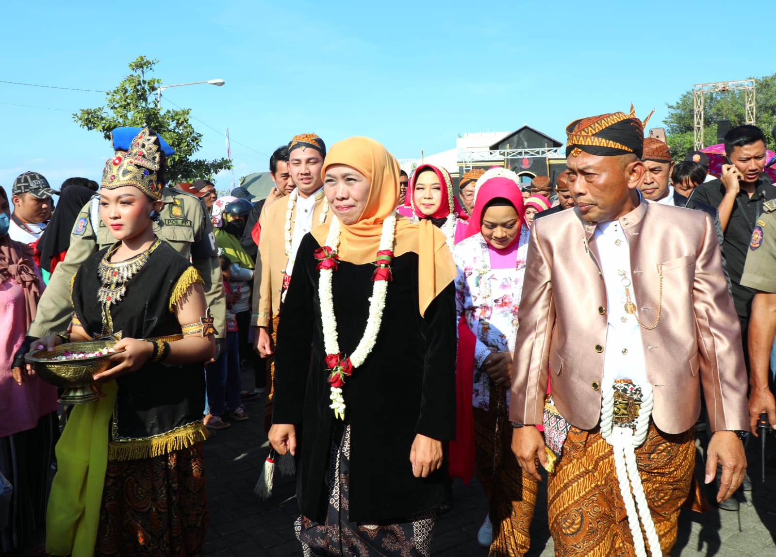 Gubernur Jawa Timur Khofifah Indar Parawansa saat menghadiri Kirab Grebeg Tutup Suro di Monumen Bantarangin, Kauman, Kab. Ponorogo, Selasa, (15/8).

