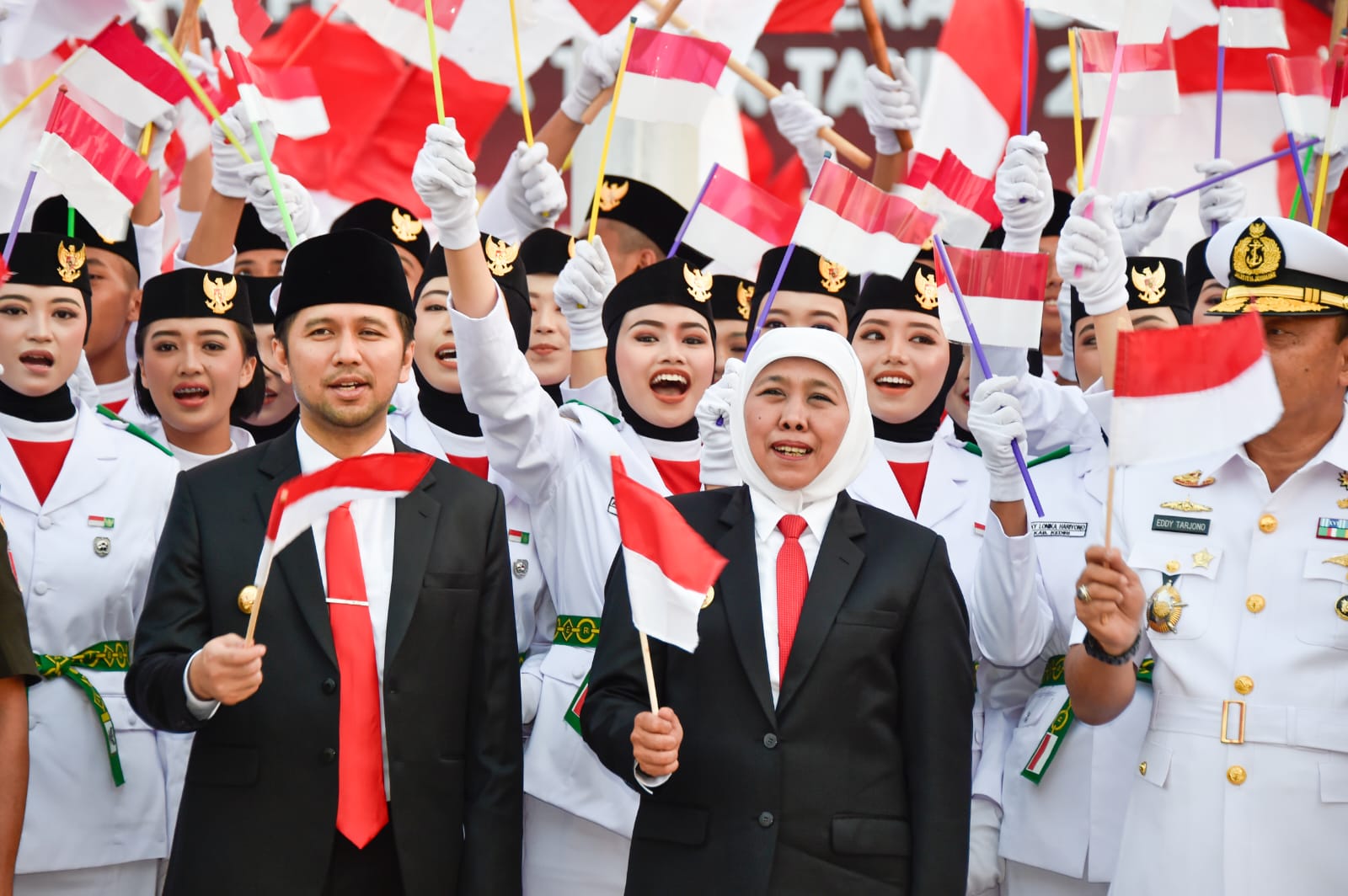 Gubernur Jawa Timur Khofifah Indar Parawansa mengukuhkan 76 anggota Pasukan Pengibar Bendera Pusaka (Paskibraka) Jatim 2023, di Halaman Gedung Negara Grahadi Surabaya, Rabu (16/8)