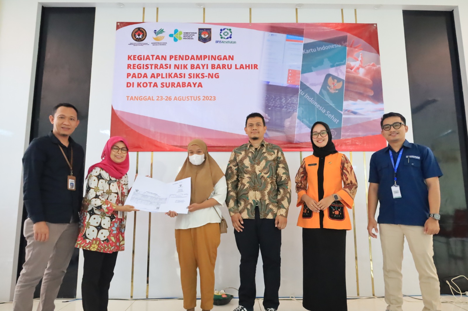 Kemensos bersama Pemerintah Kota Surabaya menggelar pendampingan registrasi NIK bayi baru lahir pada aplikasi SIKS-NG di kantor Dinas Sosial (Dinsos) Surabaya, Kamis (24/8/2023).