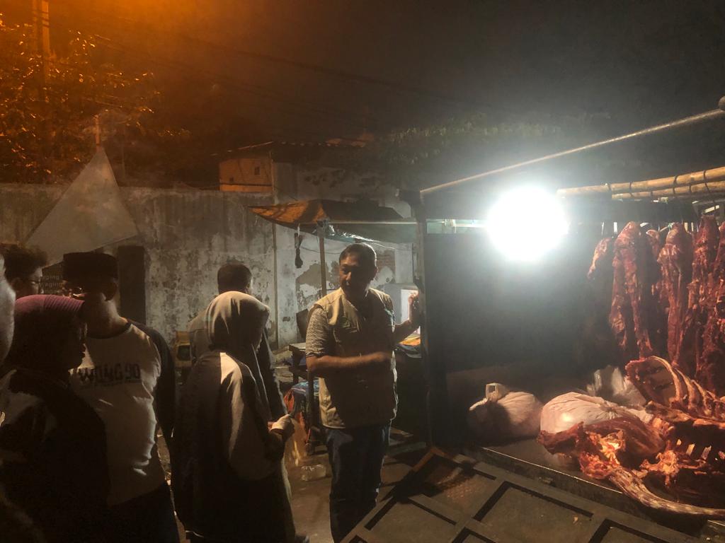 Pemkot Surabaya bersama jajaran kepolisian dan TNI melakukan pengawasan daging gelonggongan di Jalan Pegirian pada Rabu (30/8/2023) dini hari. 
