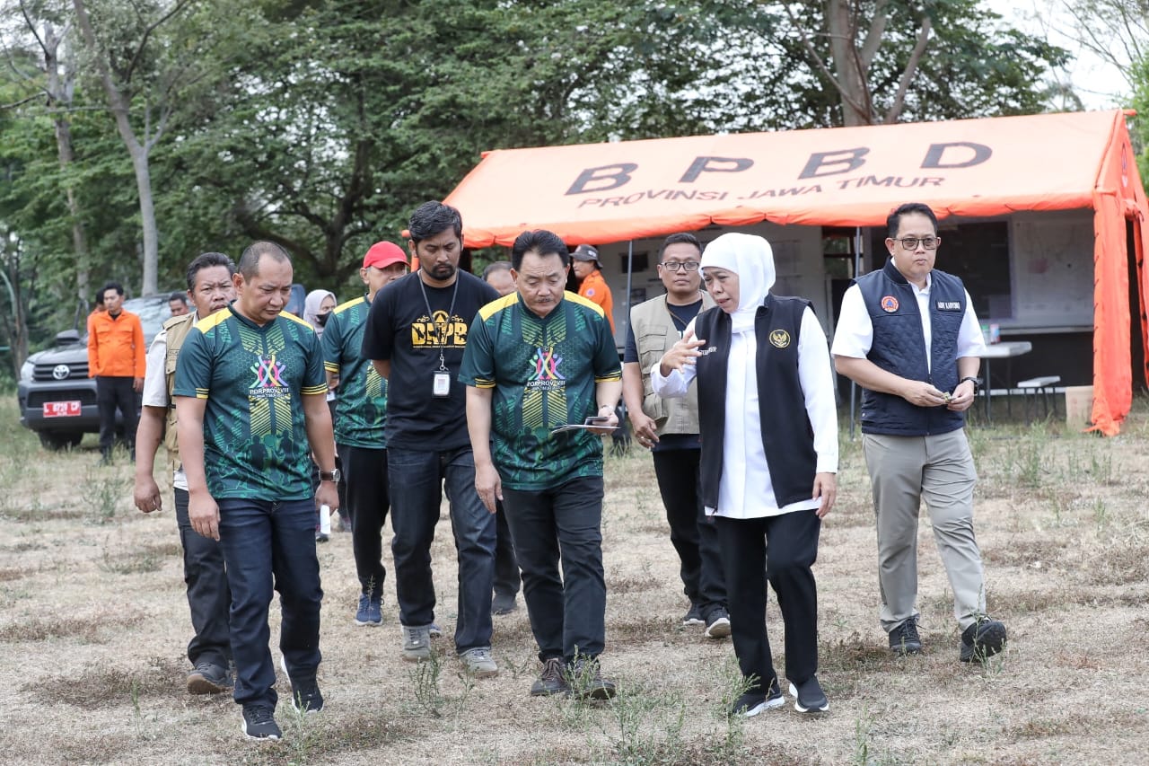 Gubernur Jawa Timur Khofifah Indar Parawansa memimpin langsung operasi pemadaman kebakaran hutan dan lahan (karhutla) di wilayah Gunung Arjuno , Sabtu (2/9) sore.