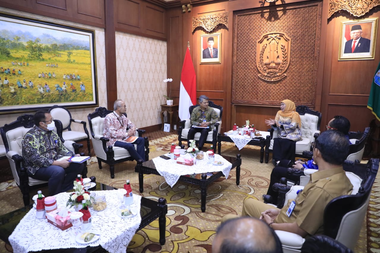 Gubernur Jawa Timur Khofifah Indar Parawansa menerima kedatangan Kepala Perwakilan Bank Indonesia Jawa Timur, Doddy Zulverdi di Gedung Negara Grahadi, Surabaya, Selasa (12/9).