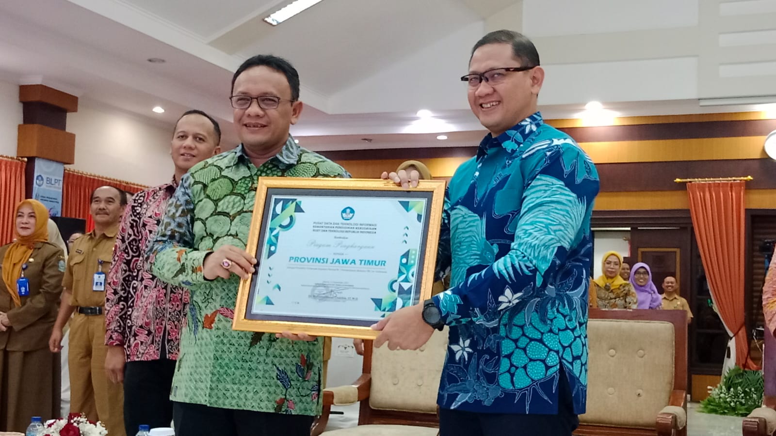 Kepala Dinas Pendidikan Prov. Jatim Aries Agung Paewai mewakili Gubernur Jatim menerima penghargaan dari Kemendikbudristek RI yang diserahkan oleh Kepala Pusat Data dan Informasi Kemendikbudristek RI Hasan Chabibie