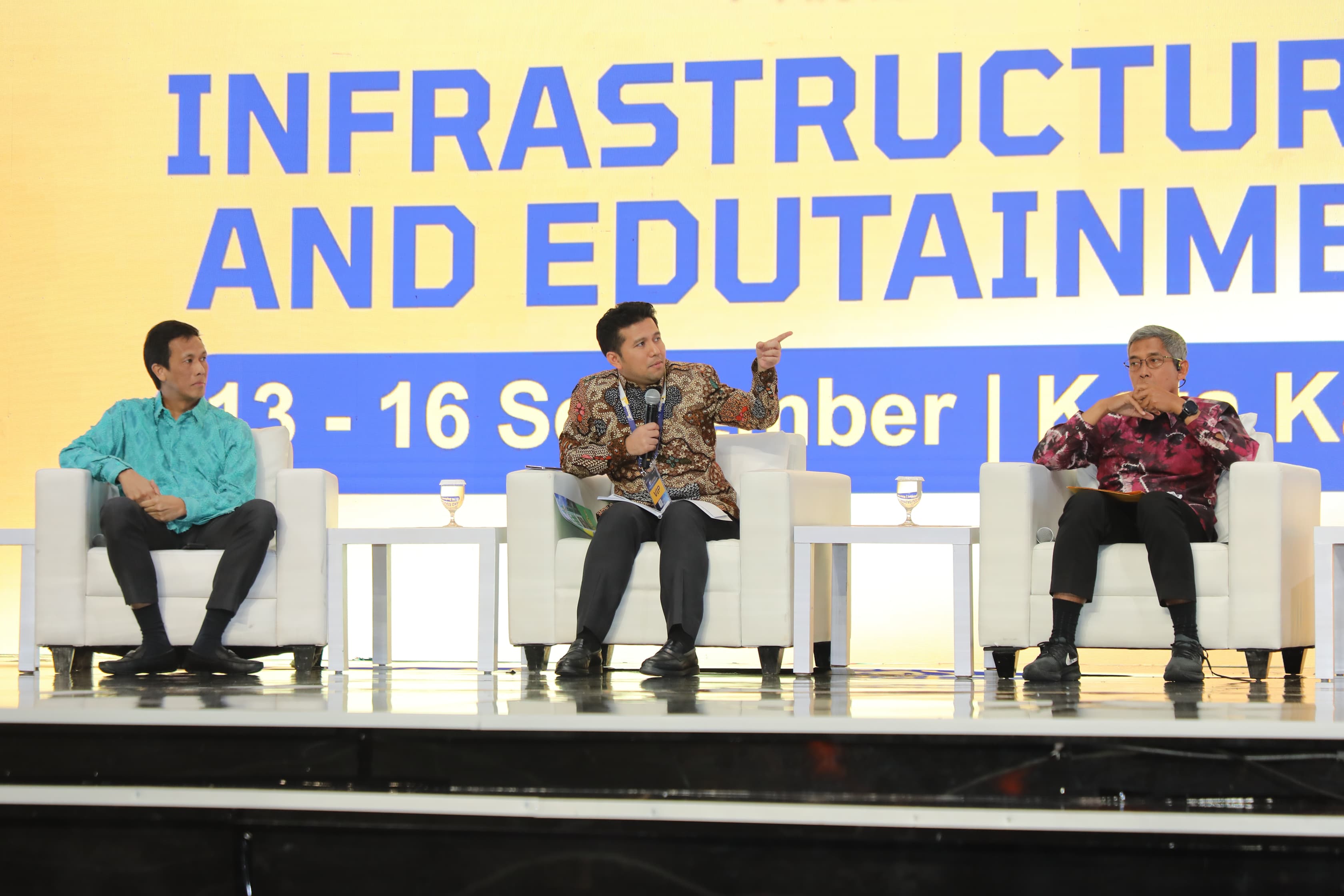 Wakil Gubernur Jawa Timur Emil Elestianto Dardak menjadi pembicara pada Business Forum Talkshow bertajuk ‘Peluang Investasi dan Pembiayaan Infrastruktur di Pulau Jawa’ yang diselenggarakan Kementerian Koordinator (Kemenko) Perekonomian RI di Jakarta, Rabu