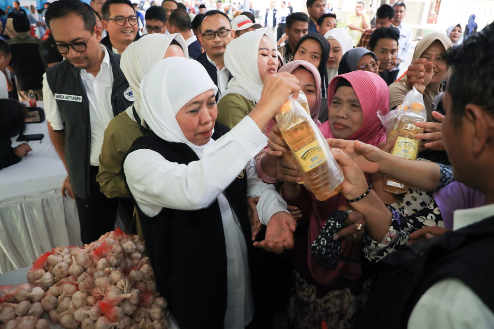 Gubernur Jawa Timur Khofifah Indar Parawansa saat meninjau secara langsung operasi pasar murah dalam rangkaian Hari Jadi ke-78 Provinsi Jatim yang digelar di depan Pendopo Kabupaten Jombang, Minggu (17/9).

