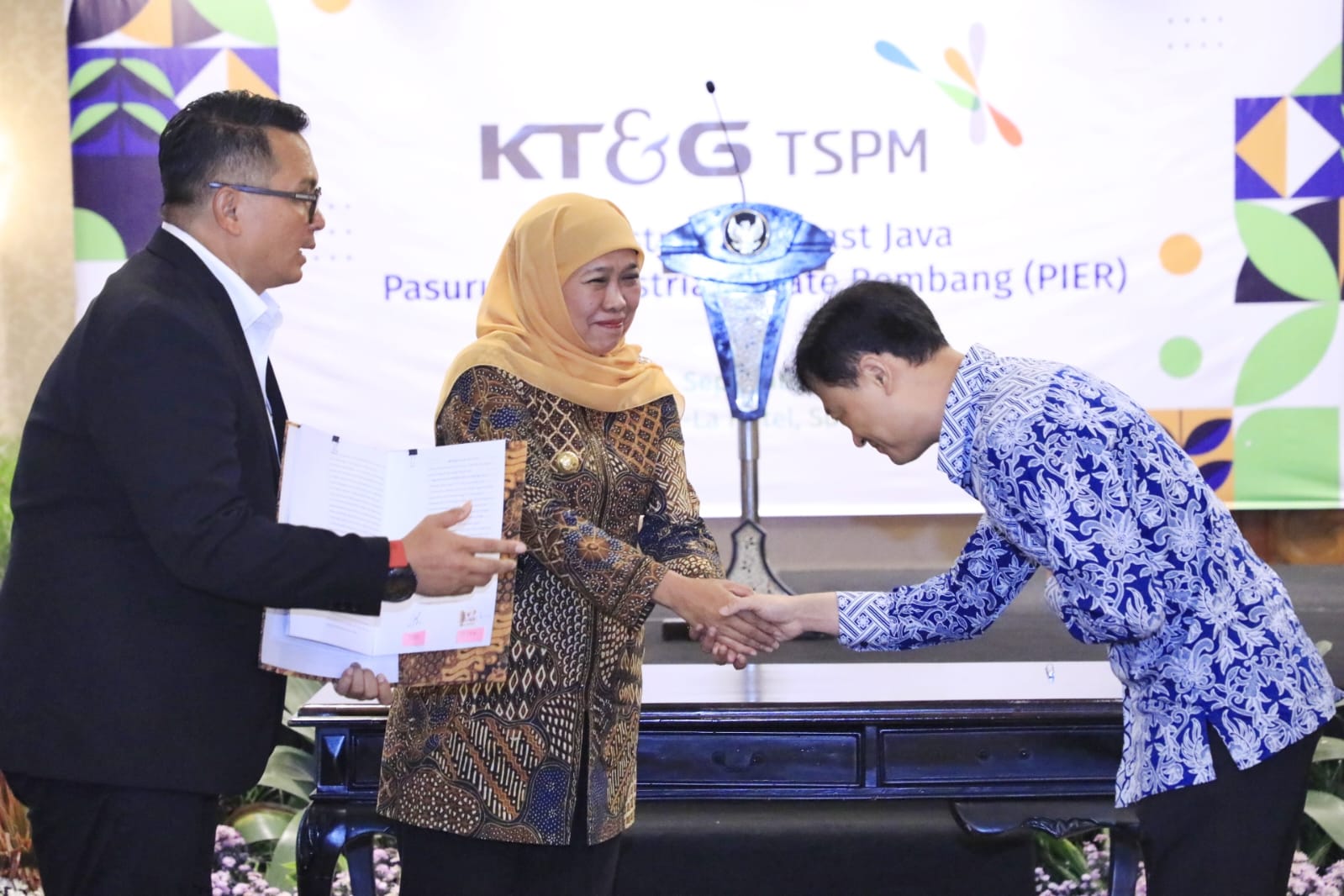 Gubernur Jawa Timur Khofifah Indar Parawansa saat menyaksikan  penandatanganan Perjanjian Penggunaan Tanah Industri antara Direktur PT Surabaya Industrial Estate Rungkut (SIER) Didik Prasetiyono dengan Wakil Direktur Utama PT. Tri Sakti Purwosari Makmur (