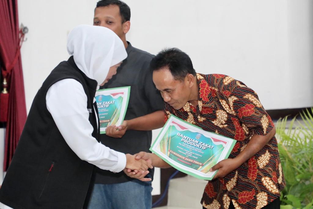 Gubernur Jawa Timur Khofifah Indar Parawansa menyalurkan berbagai macam bantuan sosial (bansos), Bantuan Langsung Tunai (BLT) dan zakat produktif kepada masyarakat Madiun Raya di Badan Koordinasi Wilayah (Bakorwil) Madiun, Selasa (19/9) sore