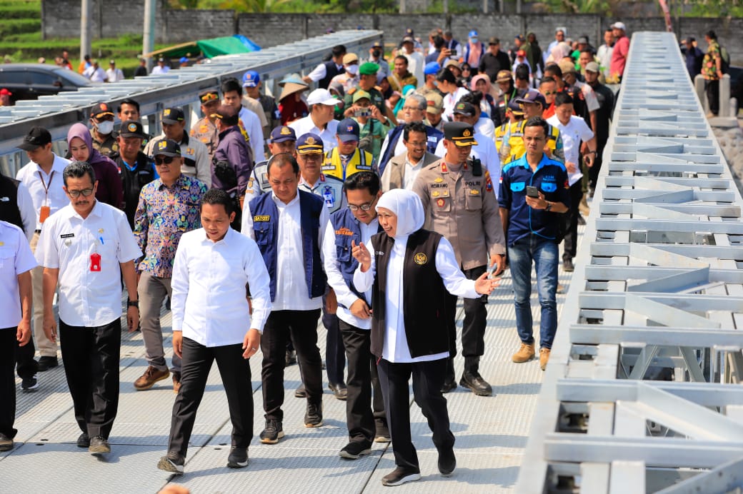 Gubernur Jawa Timur Khofifah Indar Parawansa saat meninjau Jembatan Mujur II yang berlokasi Desa Kloposawit, Kec. Candipuro, Kab. Lumajang, Rabu (20/9).