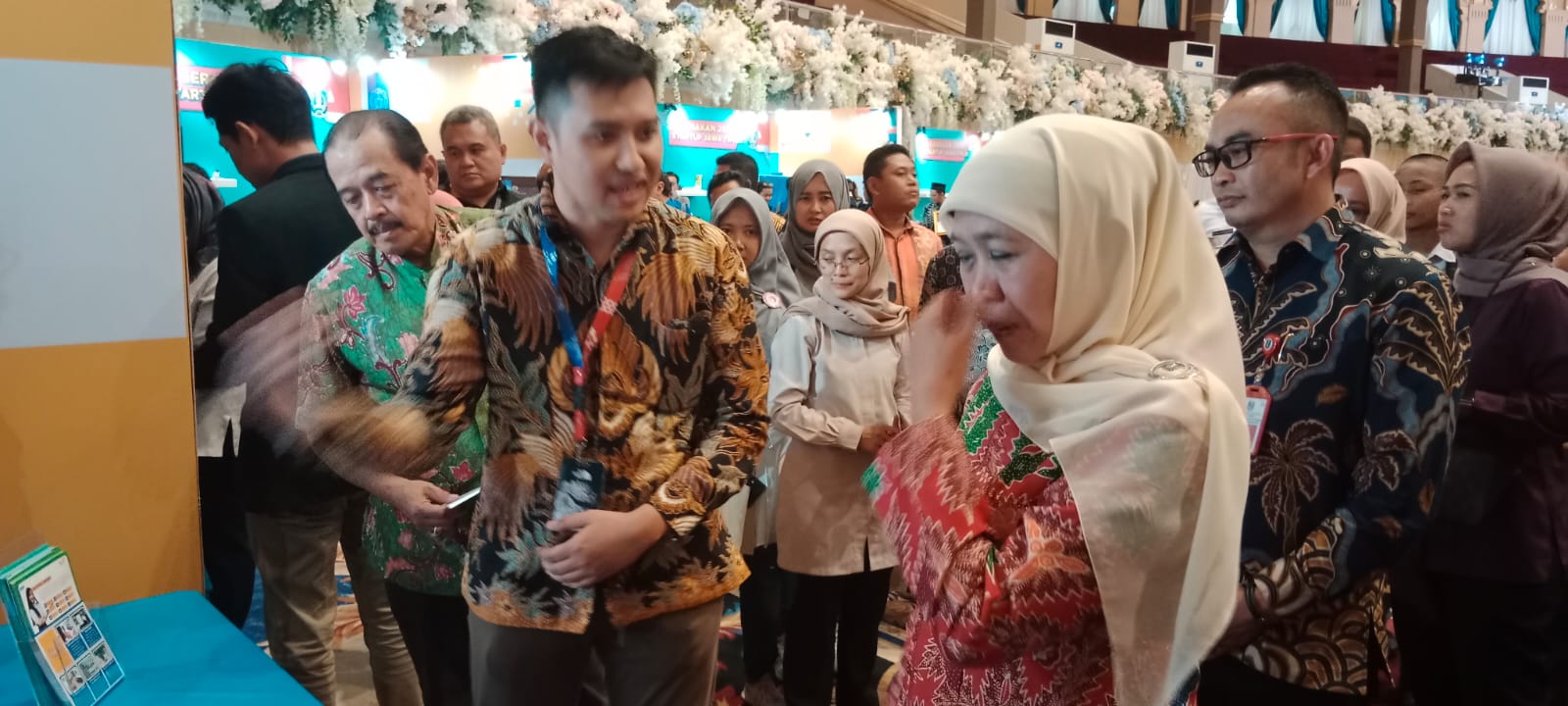 Gubernur Jawa Timur Khofifah Indar Parawansa saat menijau salah satu stan Gerakan 2.000 Startup Jawa Timur di Graha Unesa Surabaya, Rabu (20/9).