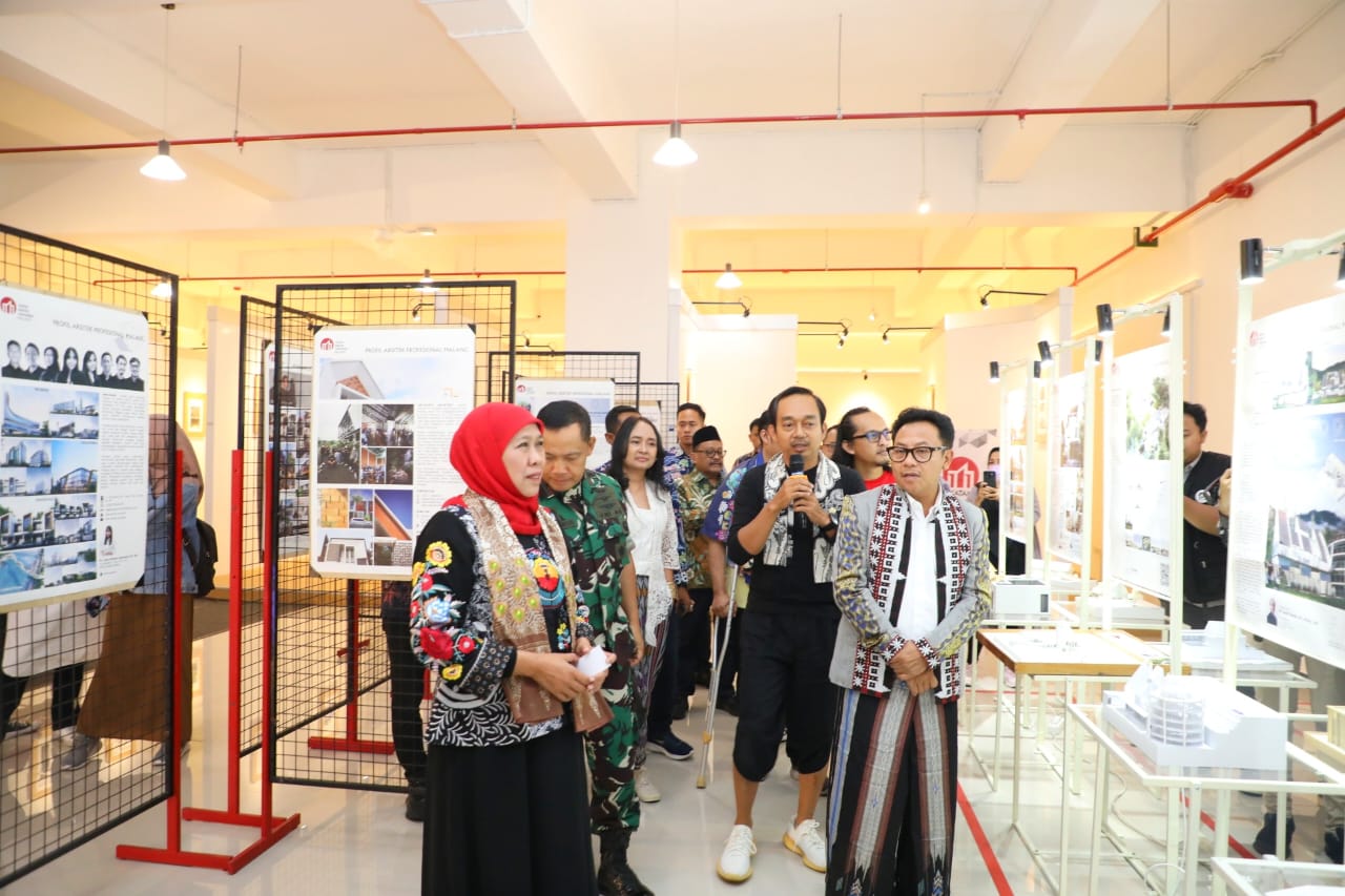 Gubernur Jawa Timur Khofifah Indar Parawansa saat meresmikan sekaligus meluncurkan Malang Creative Center (MCC) di Jalan Jenderal Ahmad Yani Kota Malang, Jum'at (22/9).