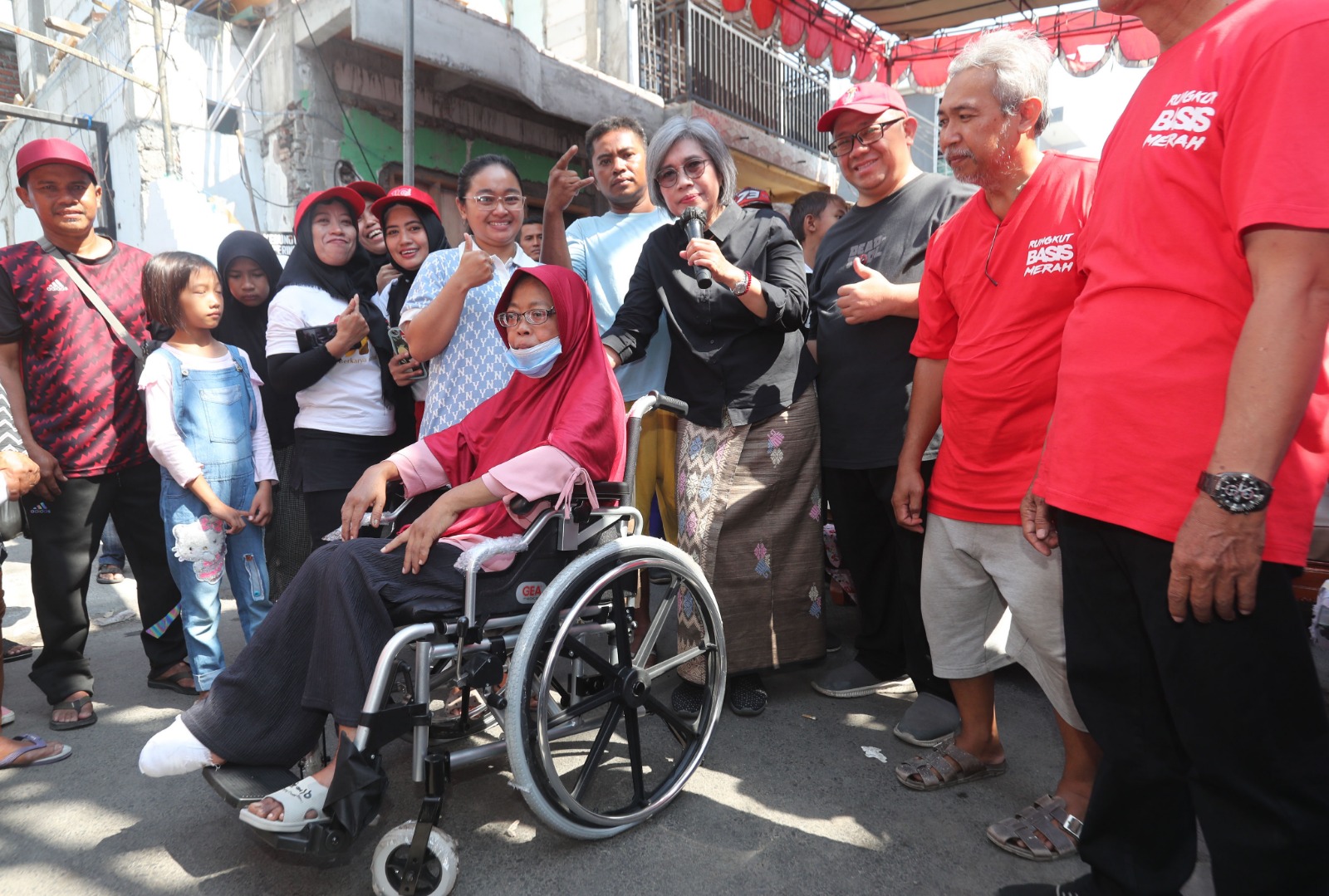 Anggota DPR RI dari daerah pemilihan Jatim 1 Indah Kurnia saat menyerahkan tali asih berupa kursi roda kepada Ismiati (55) warga RW 4 yang kakinya terpaksa harus diamputasi akibat diabetes