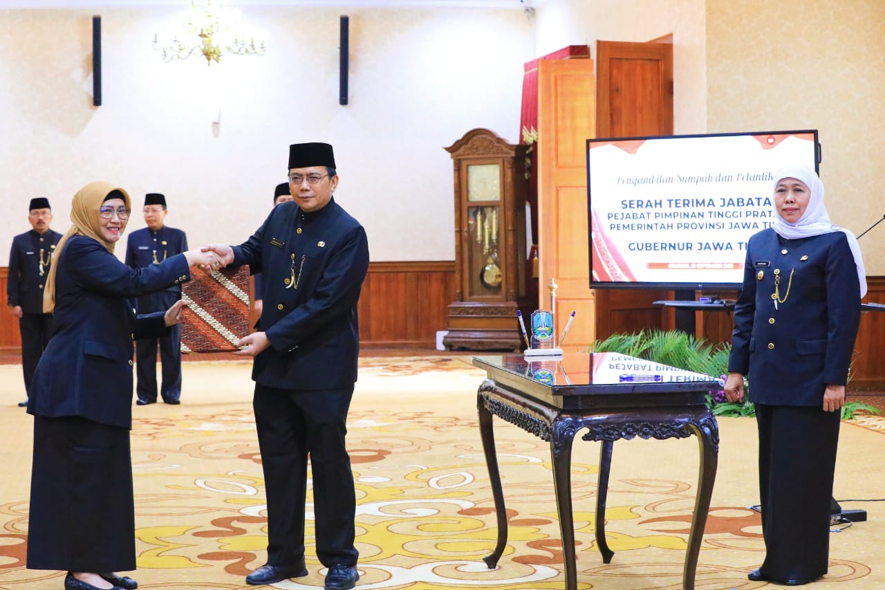  Gubernur Jawa Timur Khofifah Indar Parawansa saat melantik dan mengambil sumpah jabatan lima Pejabat Pimpinan Tinggi Pratama (Eselon II) di lingkungan Pemerintah Provinsi Jawa Timur di Gedung Negara Grahadi Surabaya, Jum’at (29/9).