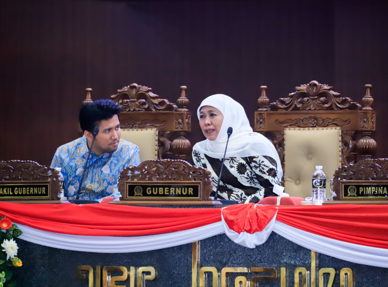 Gubernur Jawa Timur Khofifah Indar Parawansa dan Wakil Gubernur Emil Elestianto Dardak saatv menghadiri Rapat Paripurna DPRD Jawa Timur di Gedung DPRD Provinsi Jawa Timur, Jumat (29/9).

