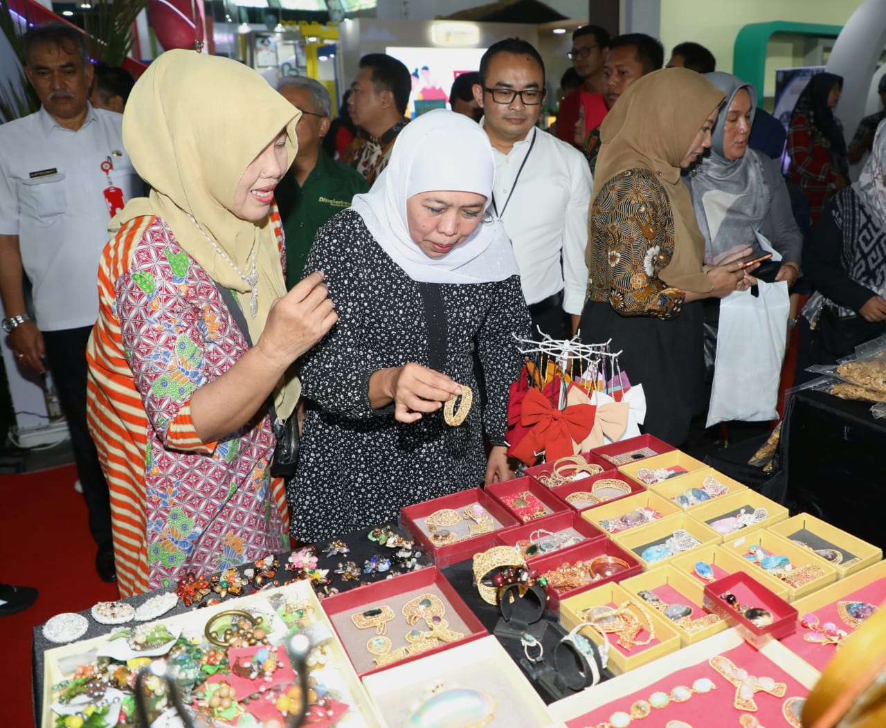Gubernur Khofifah saat meninjau langsung Jatim Fest yang dihelat di Jatim Expo Surabaya, Sabtu (7/10).