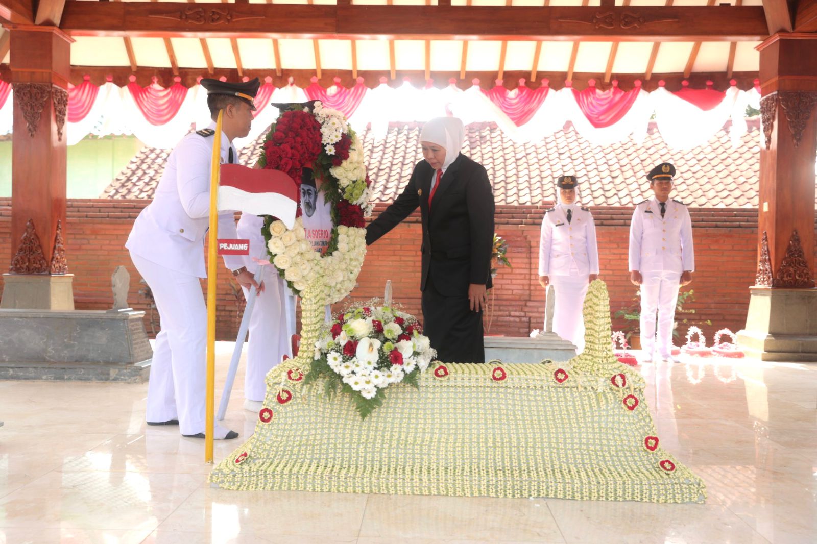 Bersama Sekdaprov Jatim, dan para Kepala OPD Pemprov Jatim, Gubernur Khofifah memimpin langsung ziarah ke makam Gubernur Soerjo yang terletak di Jl. Salak, Kab. Magetan, Selasa (10/10).