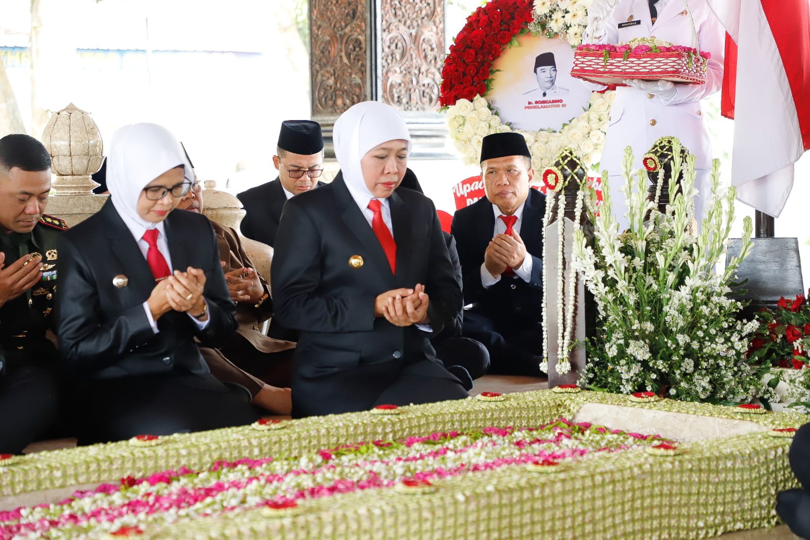 Gubernur Jawa Timur Khofifah Indar Parawansa memimpin ziarah di makam Prokolamator yang juga Presiden Pertama RI , Ir. H. Soekarno di Kecamatan Sananwetan, Kota Blitar, Rabu (11/10/2023) pagi.

